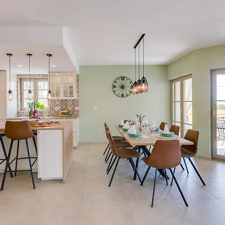 Mikela With Pool And Panoramic View Villa *