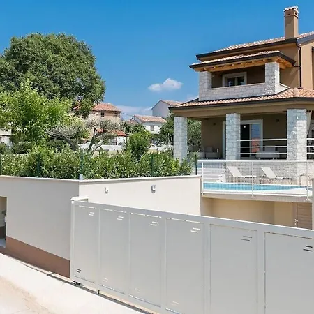 Mikela With Pool And Panoramic View